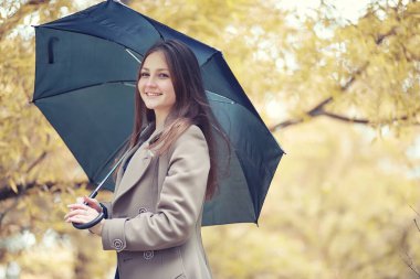 Sonbahar yağmurlu hava ve bir şemsiye ile genç bir adam