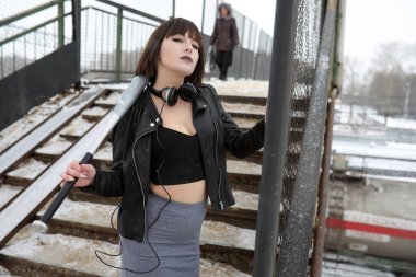 Kız müzik açık havada için dinlerken kulaklık