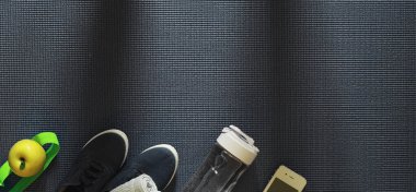 Yerde yoga pratiği yapmak için. Sağlıklı yaşam tarzı.