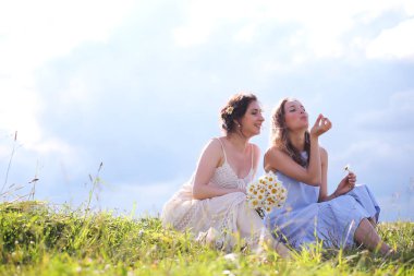 Bir yaz günü yürüyüş üzerinde güzel kızlar