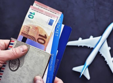 Uçak bileti ve uçuş için pasaport. Seyahat konsepti. Bilet