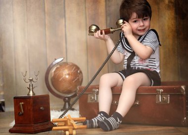 Retro bir iç ve bir eski telefon yere oturur. 