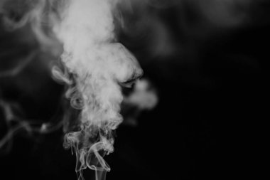 Beyaz Siyah bir arka plan üzerinde duman. Doku duman. Wh kulüpleri