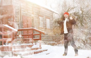 Sokakta kesilmiş bir Noel ağacı olan bir adam. N için Hazırlık