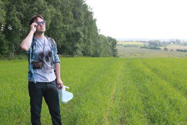 Genç bir adam bir haritaya benziyor