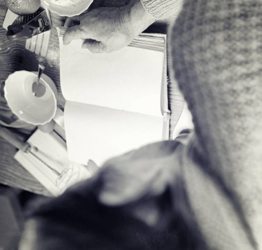 Yaşlı bir kadın elinde tarif kitabı