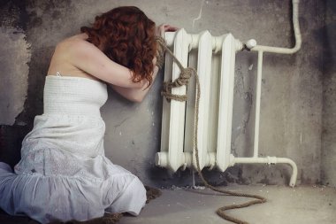 Genç kız yere bağlı. Kaçırılan kız. Kurban o