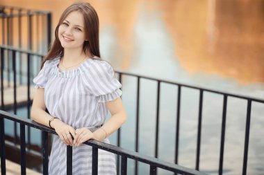 Bir yürüyüş ve sonbaharında genç kız 