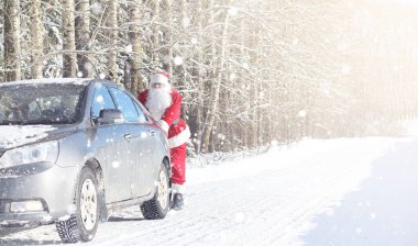 Noel Baba hediyeleri ile açık gelir. Noel Baba kırmızı bir SÜ