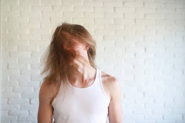 Uzun saçlı genç adam.