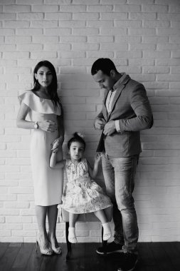 Kızları olan genç bir aile 