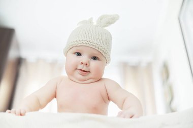 Yeni doğmuş bir bebek yumuşak bir yatakta yatıyor..