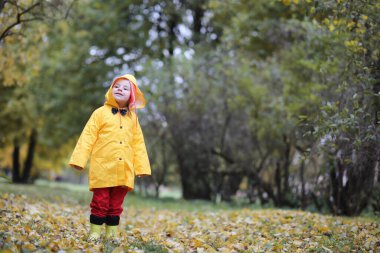 Bir çocuk dışında bir yürüyüş için yağmurluk
