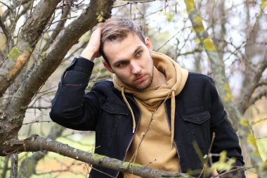 Genç adam bir sonbaharda sakal.