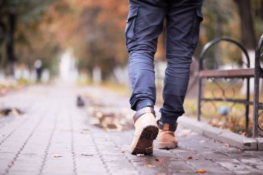 Ekim ayında sonbahar yağmurlu park