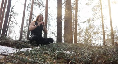 Doğada bir araçla bir müzisyen. Bir adam bir flüt çalıyor bir 