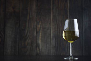 Masada şeffaf beyaz şarap şişesi var. Beyaz şarap!