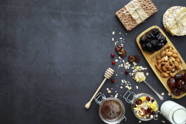 Sağlıklı kahvaltı. Süt lügatli tahıllardan Müsli.