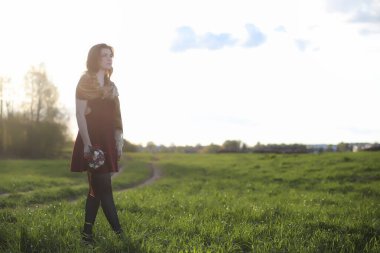 Parkta bir yürüyüş üzerinde şapkalı bir kız. Bir kızla bir sepet yürüyüş