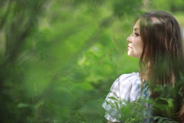 Bir kız bir bahar yeşil park