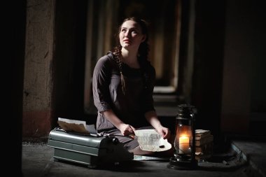 Eski Kitaplar eski evinde bir kızla