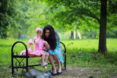 Annem ve iki kızım var.