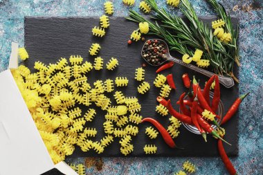 Taş zeminde pişmemiş makarna. Baharat ve baharatlarla