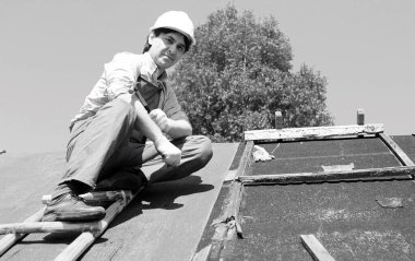 Siyah beyaz işçi elbiseli adam.