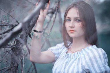 Bir kız bir bahar yeşil park