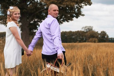 Yeni evli bir alanda sonbahar günü yürüyüş severler