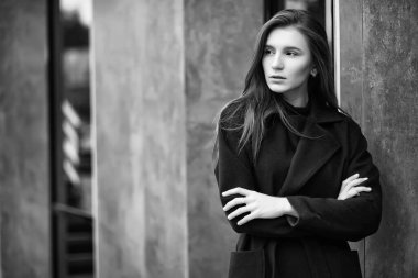 Kız bir ceket siyah beyaz fotoğraf