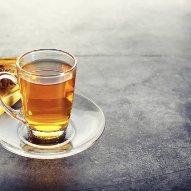 İş yerinde çay için waffle ve çilek ile tatlı tatlı.