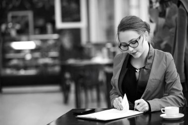 Bir iş toplantısında güzel kadın