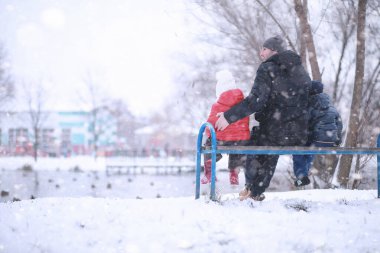 Çocuklar parkta ilk kar yürümek