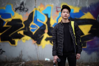 Asya genç adam kameraya poz sokakta