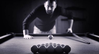 Bir sakallı bir adam büyük bir bilardo oynuyor. 12 metrelik havuz partisi