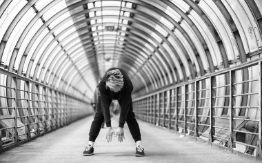 Spor giyimli bir adam açık havada tek renkli fotoğraf çalıştırın