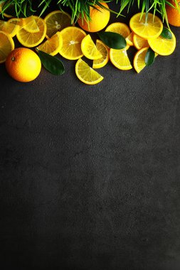 Taş bir masada portakal turunçgil meyvesi. Turuncu arkaplan.