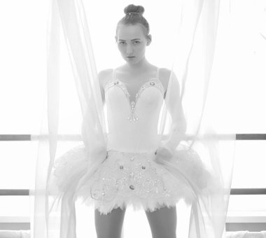 Genç balet bir ısınma üzerinde. Balerin için hazırlanıyor 