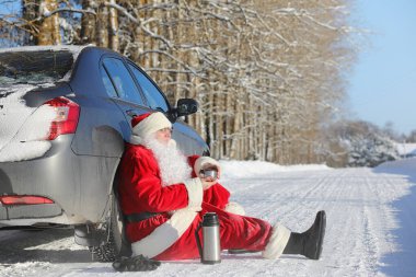 Noel Baba hediyeleri ile dışarıdan geliyor. Noel Baba kırmızı bir SÜ