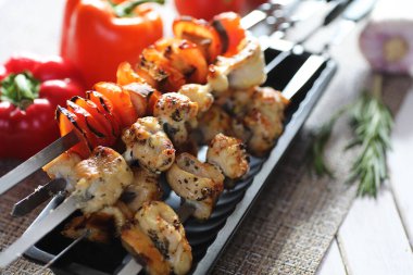 Pişmiş sebze ile metal şiş üzerinde kebap