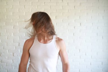 Uzun saçlı genç adam.