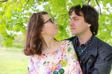 Bahar park tarihte genç Çift