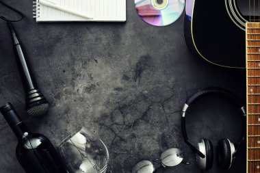 Gitar ve aksesuarlar taş zeminde. Masa müzisyeni, hea