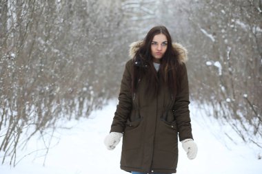 Güzel bir kış parkta güzel kız