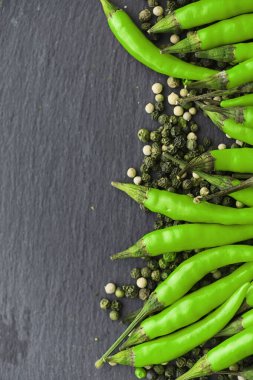 Acı yeşil biber. Siyah Şili biberi..