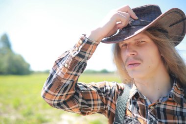 Yaz günü açık havada gitarı olan bir adam.