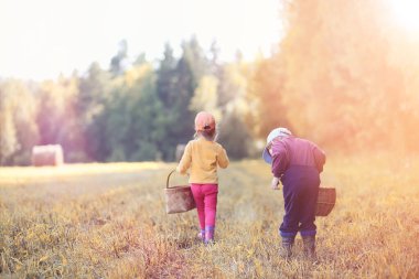 Köyde çocuk sonbahar orman ve gathe üzerinden yürümek