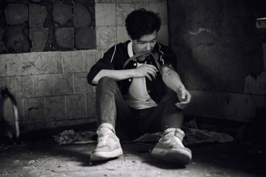 Genç bir adam uyuşturucu alır