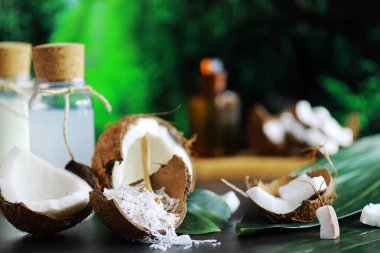 Koyu renkli bir masada hindistan cevizi. Hindistan cevizi yağı..